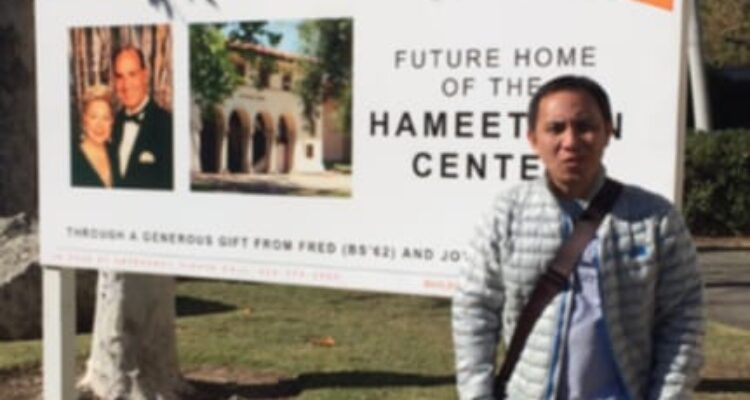 Terasistana.id Jakarta - Keputusan Universitas Indonesia (UI) menganulir gelar dan disertasi Bahlil Lahaladia sudah tepat. Pasallya jika tidak akan berisiko bagi pendidikan tinggi Indonesia apalagi UI kampus yang punya reputasi yanh di akui di Asia bahkan di dunia. Bukan itu saja, DPR pun ikut mengkritik gelar doktor Bahlil yang menurut DPR ini menciderai sistem pendidikan Indonesia. "Saya kira disetasinya itu bukan buatannya atau tak dikerjakan Bahlil. Satu contoh yang ajaib IPK Bahlil 2,7 mana mungkin mau diterima UI yang punya klasifikasi pendidikan minimal cum laude atau IPK 3,5- 4. Saya kira kemampuab otak mantan sopir angkot/mikrolet ini tak pantas menyandang gelar doktor di UI yang sudah melahirkan lulusan ternama dan terbaik seperti mantan Preaisen ke-3 mendiang Prof DR BJ Habibie, Menteri Keuangan DR Sri Mulyani, Prof DR Emil Salim, Prof DR (alm) Widjojo Nitisastro, Prof DR (Alm) Ali Whardana dan sebagainya, " Kata Drektur Eksekutif Political and Public Policy Studies , peneliti American Global University (AGU),  Dr Jerry Massie dikutip dari teropongistana.com, Selasa (4/3/2025)  Menurut Jerry, Bahlil pikir dengan jabatan Menteri ESDM maka otomatis dia bisa meraih gelar doktor dengan mudah atau ada kompensansi. Kata Jerry,  dari tahun akademik saja sudah keliru. Belum lagi kemampuan bahasa asingnya (bahasa Inggris) kacau balau baru ijasah S1 dan S2 diduga tak terdaftar dipangkalan DIKTI. "Ada banyak pelanggaran akademik maka dewan guru besar UI sangat profesional dalam menangani kasus Bahlil, " ucap Jerry.  "Barangkali kalau Jokowi masih presiden saya pastikan gelar Bahlil tak akan dibekukan atau disertasinya aman walau scopus-nya aneh dan dipublikasikan pun dijurnal yang aneh juga, " tambah Jerry.  Lebih lanjut kata Jerry, pkhaknya sebagai dosen yang pernah mengajar di sejumlah kampus maka dia meyakini Bahlil tak akan mampu menulis disertasi selain copy paste tulisan orang. Kata Jerry, untuk Tesis (S2) saja barangkali dia tak mampu menulisnya apalagi disertasi. "Sudah Bahlil presiden Prabowo saja tak ada embel-embel doktor padahal dia orang cerdas dan kuliah disejumlah kampus ternama di luar negeri, " tutur Jerry.  "Kredibilitas kampus UI dipertaruhkan dengan kasus Bahlil ini. Tapi baguslah UI mengedepankan aspek Tut Wuri Handayani dan juga sisi profesinalitas dan kredibilitas perguruan tinggi dijaga, " tutup Jerry. 