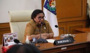 Wamendagri Ribka Haluk Minta Pemda Sinkronisasi Anggaran  Terasistana.id Jakarta – Wakil Menteri Dalam Negeri (Wamendagri) Ribka Haluk meminta pemerintah daerah (Pemda) yang melaksanakan Pemungutan Suara Ulang (PSU) untuk melakukan sinkronisasi kesiapan anggaran dengan Komisi Pemilihan Umum (KPU), Badan Pengawas Pemilu (Bawaslu), serta aparat keamanan TNI/Polri di daerah masing-masing. Ribka menyampaikan, Menteri Dalam Negeri (Mendagri) Muhammad Tito Karnavian dalam rapat pimpinan telah menekankan pentingnya kesiapan pendanaan PSU. “Kami sekali lagi melakukan koordinasi dengan pemerintah daerah dalam hal ini provinsi, kabupaten, kota, untuk memastikan ketersediaan dana untuk persiapan Pilkada untuk provinsi, kabupaten, dan kota,” kata Ribka saat memimpin Rapat Kesiapan Pendanaan Pilkada pada Daerah yang Melaksanakan PSU di Kantor Pusat Kementerian Dalam Negeri (Kemendagri), dikutip dari teropongistana.com Jakarta, Selasa (4/3/2025). Pertemuan ini merupakan tindak lanjut dari Rapat Kerja (Raker) dan Rapat Dengar Pendapat (RDP) di Komisi II DPR RI pada Kamis (27/2/2025) lalu. Fokus utama pembahasan adalah memastikan kesiapan anggaran PSU sesuai dengan Undang-Undang (UU) Nomor 10 Tahun 2016 tentang Pilkada. “Hari ini kita hanya memastikan tingkat koordinasi kami sampai sejauh mana, kemudian sumber-sumber pembiayaannya. Mungkin nanti, besok atau lusa kita coba gelar rapat dengan pemerintah daerah setempat,” terangnya. Lebih lanjut, Ribka menegaskan bahwa pendanaan PSU terutama bersumber dari Anggaran Pendapatan dan Belanja Daerah (APBD) perubahan. Anggaran dapat dialokasikan dari Belanja Tidak Terduga (BTT), Sisa Lebih Perhitungan Anggaran (SILPA), serta sisa dana KPU di tingkat provinsi maupun kabupaten/kota. “Jadi yang harus kita pastikan adalah dana, penyediaan dana untuk KPU, Bawaslu, dan pihak keamanan, keamanan dalam hal ini TNI dan Polri. Kemudian perubahan NPHD (Naskah Perjanjian Hibah Daerah)-nya. Saya dengar kemarin ada presentasi KPU RI itu ada sisa-sisa dana di sana, ini ditambah dengan pos-pos lain,” terangnya. Untuk memastikan kesiapan anggaran dan memperoleh pembaruan informasi, Kemendagri akan melakukan peninjauan langsung ke daerah yang menyelenggarakan PSU. Ribka menekankan, Pemda harus merasionalisasi skema pendanaan yang ada dan mengalokasikan anggaran secara efektif. “Saya pikir di [proses] efisiensi yang sekarang, barangkali mungkin ada dana-dana yang sudah tersedia. Bagaimana kita dorong teman-teman di daerah supaya mungkin bisa menggunakan dana-dana yang tidak digunakan atau kegiatan-kegiatan yang tidak dilaksanakan. Nah ini yang mungkin coba kita cari skemanya,” tandasnya. Terakhir, Ribka menegaskan, Kemendagri terus mendorong Pemda agar berkoordinasi erat dengan KPU, Bawaslu, serta TNI/Polri di daerah masing-masing guna memastikan pendanaan PSU berjalan sesuai ketentuan dan putusan Mahkamah Konstitusi (MK).