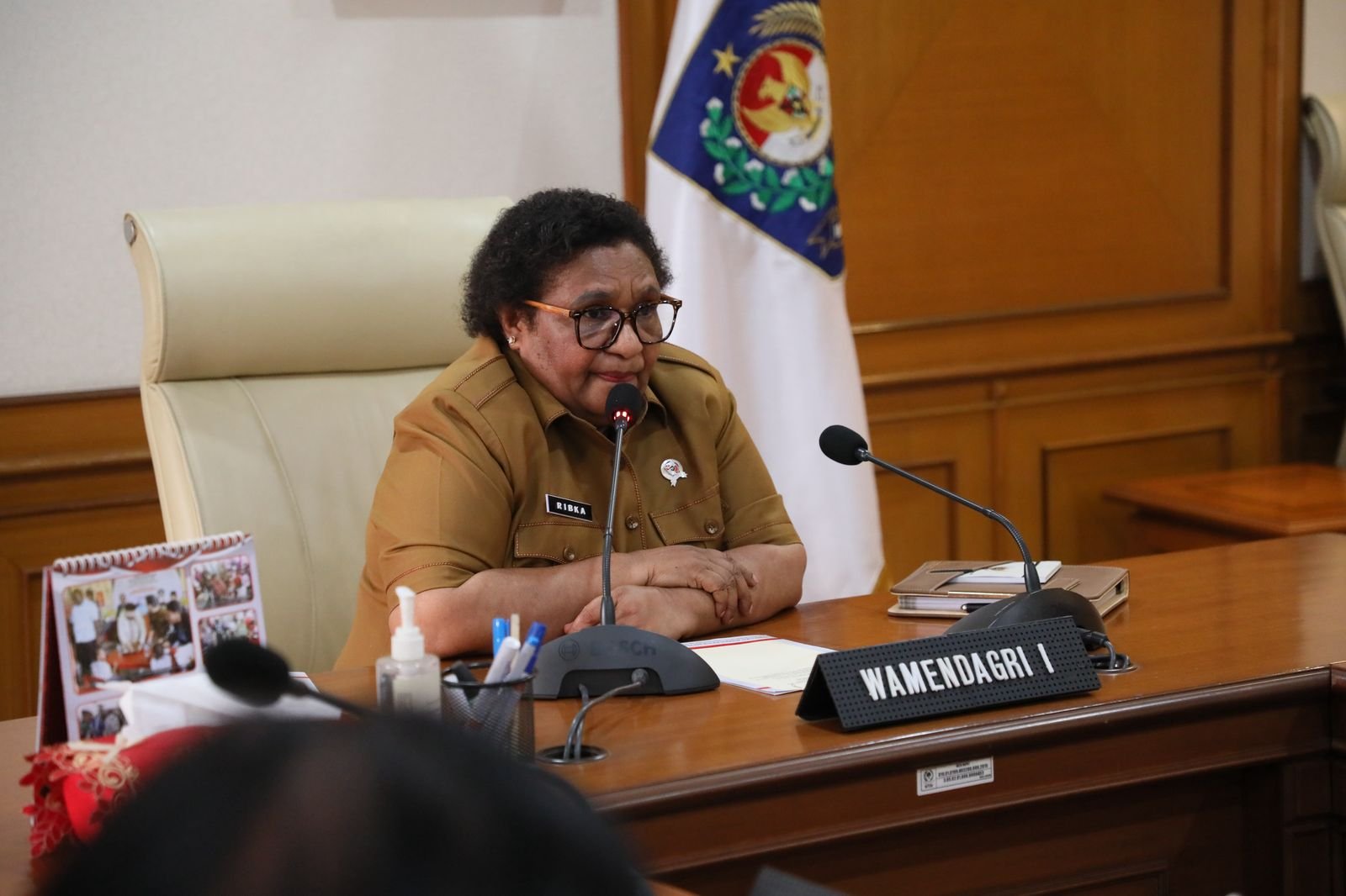 Wamendagri Ribka Haluk Minta Pemda Sinkronisasi Anggaran  Terasistana.id Jakarta – Wakil Menteri Dalam Negeri (Wamendagri) Ribka Haluk meminta pemerintah daerah (Pemda) yang melaksanakan Pemungutan Suara Ulang (PSU) untuk melakukan sinkronisasi kesiapan anggaran dengan Komisi Pemilihan Umum (KPU), Badan Pengawas Pemilu (Bawaslu), serta aparat keamanan TNI/Polri di daerah masing-masing. Ribka menyampaikan, Menteri Dalam Negeri (Mendagri) Muhammad Tito Karnavian dalam rapat pimpinan telah menekankan pentingnya kesiapan pendanaan PSU. “Kami sekali lagi melakukan koordinasi dengan pemerintah daerah dalam hal ini provinsi, kabupaten, kota, untuk memastikan ketersediaan dana untuk persiapan Pilkada untuk provinsi, kabupaten, dan kota,” kata Ribka saat memimpin Rapat Kesiapan Pendanaan Pilkada pada Daerah yang Melaksanakan PSU di Kantor Pusat Kementerian Dalam Negeri (Kemendagri), dikutip dari teropongistana.com Jakarta, Selasa (4/3/2025). Pertemuan ini merupakan tindak lanjut dari Rapat Kerja (Raker) dan Rapat Dengar Pendapat (RDP) di Komisi II DPR RI pada Kamis (27/2/2025) lalu. Fokus utama pembahasan adalah memastikan kesiapan anggaran PSU sesuai dengan Undang-Undang (UU) Nomor 10 Tahun 2016 tentang Pilkada. “Hari ini kita hanya memastikan tingkat koordinasi kami sampai sejauh mana, kemudian sumber-sumber pembiayaannya. Mungkin nanti, besok atau lusa kita coba gelar rapat dengan pemerintah daerah setempat,” terangnya. Lebih lanjut, Ribka menegaskan bahwa pendanaan PSU terutama bersumber dari Anggaran Pendapatan dan Belanja Daerah (APBD) perubahan. Anggaran dapat dialokasikan dari Belanja Tidak Terduga (BTT), Sisa Lebih Perhitungan Anggaran (SILPA), serta sisa dana KPU di tingkat provinsi maupun kabupaten/kota. “Jadi yang harus kita pastikan adalah dana, penyediaan dana untuk KPU, Bawaslu, dan pihak keamanan, keamanan dalam hal ini TNI dan Polri. Kemudian perubahan NPHD (Naskah Perjanjian Hibah Daerah)-nya. Saya dengar kemarin ada presentasi KPU RI itu ada sisa-sisa dana di sana, ini ditambah dengan pos-pos lain,” terangnya. Untuk memastikan kesiapan anggaran dan memperoleh pembaruan informasi, Kemendagri akan melakukan peninjauan langsung ke daerah yang menyelenggarakan PSU. Ribka menekankan, Pemda harus merasionalisasi skema pendanaan yang ada dan mengalokasikan anggaran secara efektif. “Saya pikir di [proses] efisiensi yang sekarang, barangkali mungkin ada dana-dana yang sudah tersedia. Bagaimana kita dorong teman-teman di daerah supaya mungkin bisa menggunakan dana-dana yang tidak digunakan atau kegiatan-kegiatan yang tidak dilaksanakan. Nah ini yang mungkin coba kita cari skemanya,” tandasnya. Terakhir, Ribka menegaskan, Kemendagri terus mendorong Pemda agar berkoordinasi erat dengan KPU, Bawaslu, serta TNI/Polri di daerah masing-masing guna memastikan pendanaan PSU berjalan sesuai ketentuan dan putusan Mahkamah Konstitusi (MK).