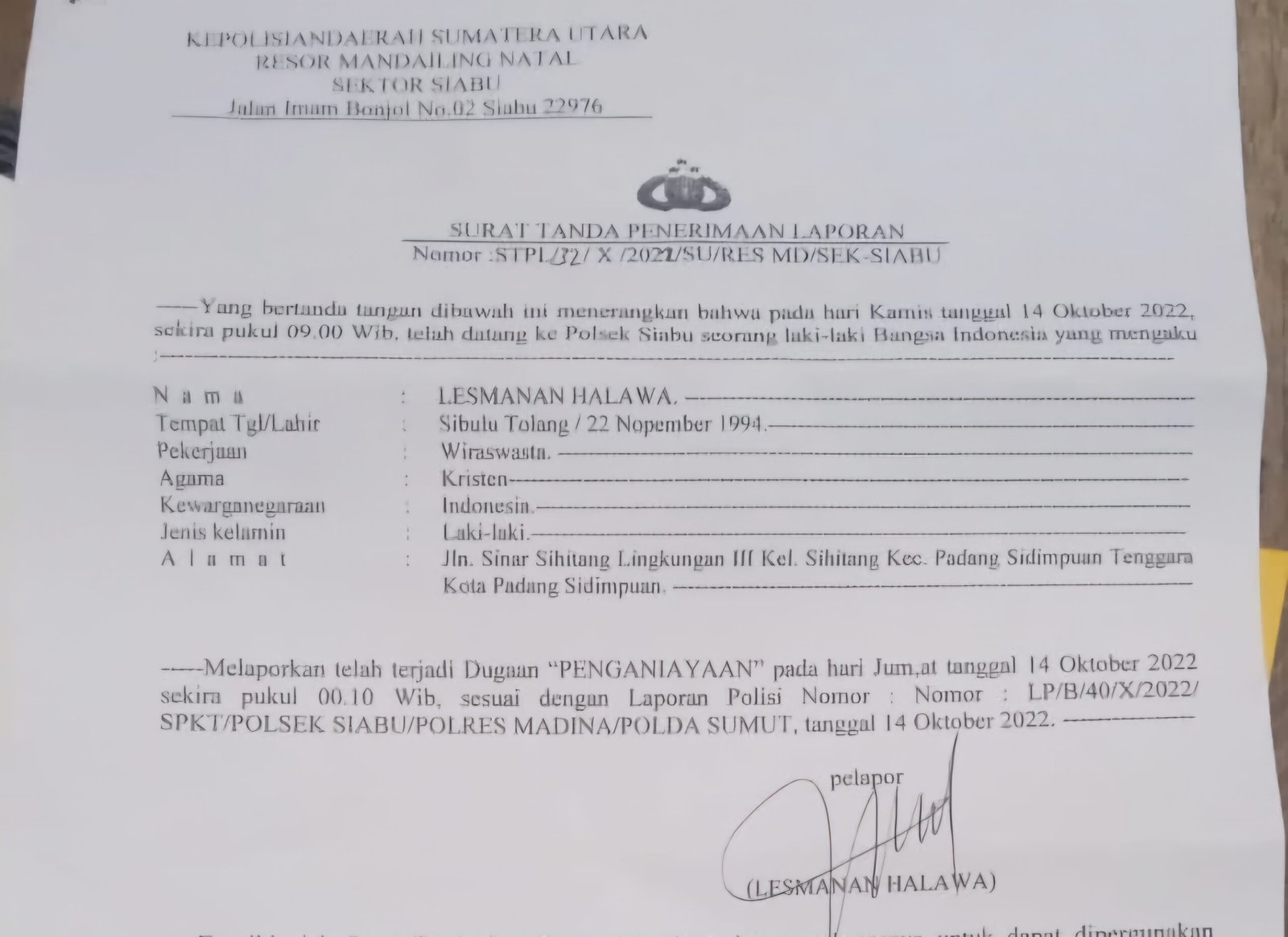 Wartawan Korban 3 Tahun Mencari Keadilan, Polres Madina Sektor Polsek Saibu Mandul "Pelaku Bermain Tik-Tok Terasistana.id Sumatra Utara - Lesmana H meminta keadilan kepada Polri seorang wartawan media online meminta keadilan kepada bapak kapolri, bapak Kapolda Sumatra Utara supaya menindak tegas para pelaku penganiayaan wartawan pada tahun 2022 yang diduga dilakukan oleh Boss Tambang Ilegal (PETI) di lokasi tambang Desa Tangga Bosi Bukit Siayo, Kabupaten Mandailing Natal Sumatra Utara, 8 Maret 2025. Dikatakan Korban Lesmana Helawa, Kapolres madina sektor Polsek Siabu tidur dalam menangani penganiayaan Waratawan 2022 diduga oleh bos tambang ilegal. "Kapolres mandina sektro Polsek Siabu tidur dalam menangani pelaku penganiayaan wartawan yang sudah 3 tahun terjadi sampai sampai sekarang 2025 pelaku bebas berkeliaran, sampai berita dinaikan Polres madina sektor polsek siabu tidak bisa menangkap pelaku bahkan pelakunya sering bermain tik-tok dengan tumpukan uang hasil tambang ilegal, nomor Hp pelaku aktif bahkan sering mengancam korban. Dikatakan Lesmana saya menduga kuat mulai dari Kepala desa muara batang gadis dan dinas terkait ikut serta melindungi pelaku karena menerima setoran dari pelaku. Sehingga mereka ikut melindungi pelaku penganiayaan. harapan korban supaya segera di tangkap dan oknum yang terlibat segera di copot dari jabatanya. Awal kejadian para pelaku penganiaya bertanya, “mana wartawan” lalu korban menjawab, apa bang tanpa basa basi pelaku dan kawan-kawannya memukuli korban sehingga bagian belakang kepala korban luka robek. Setelah kejadian tersebut korban melaporkan kejadian ini ke polsek siabu dengan nomor laporan STPL32/X/2022. Namun hingga sampai saat ini pada tahun 2025 tidak ada tindakan tegas dari polsek siabu polres madina menangkap para pelaku bahkan para pelaku berkeliaran dilokasi tambang emas dan tambang masih beroperasi hingga sampai saat ini.  Saat korban menkonfirmasi kembali via watsapp ke polsek saibu ,resrkim polek saibu Bribka Zulham sh menyarankan kepada korban untuk melimpahkan kasusnya ke polres madina karena polsek saibu sudah tidak bisa menangkap pelaku, selama 3 tahun pelaku masih menghirup udara segar polsek saibu tak berdaya dibuatnya. "Oke bang, mkasi infonya Pesan saya bang kalo masalah abang ini jangan dikit-dikit diviralkan karena dia lagi mantau kegiatan abang terkait pemberitaan, smakin abang viralkan nanti semakin sembunyi dia klo bisa saran saya terkait perkara abang limpahkan ke polres skalian hantam pertambangannya, ungkap Bribka Zulham sh . Masih dikatakan Bribka Zulham sh, jika abang mau kerja sama, saya kasi solusinya.