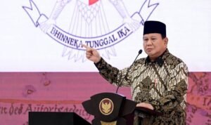 Terasistana.id Jakarta - Ketua Umum Komunitas Gerakan Ekonomi Kreatif (GERAK) 08 Revitriyoso Husodo menilai Rencana Presiden membentuk koperasi Desa atau Kopdes Merah Putih dengan fungsi utama menggerakan ekonomi desa melalui pembelian produk pertanian merupakan langkah yang bagus dan perlu persiapan yang matang. Saat ini di desa sudah ada BUMDes atau Badan Usaha milik Desa yang memiliki fungsi mirip, melayani warga dalam aspek keseharian pajak motor, bayar listrik dan pbb. “Koperasi Merah Putih sebagai wadah bisnis dan pelayanan dengan modal awal 3 - 5 M secara teori bagus dan bisa menggerakan ekonomi perdesaan, petani akan diuntungkan” ungkap Ketua Umum Komunitas Gerakan Ekonomi Kreatif (GERAK) 08 Revitriyoso Husodo dikutip dari teropongistana.com. Koperasi adalah soko guru ekonomi perdesaan, lahir dan besar dari wadah rakyat kecil yang memiliki tujuan mulia dari anggota, untuk anggota demi kesejahteraan bersama. Koperasi sebenarnya bukan hal baru bagi rakyat perdesaan. Dikatakan Ketua Umum Komunitas Gerakan Ekonomi Kreatif (GERAK) 08 Revitriyoso Husodo Kopdes Merah putih ini harus di inisiasi oleh petani, nelayan dan juga pemuda desa yang memiliki kompetensi serta integritas agar bisa menjadi pilar kebangkitan ekonomi desa. Rencana Presiden dengan Kopdes di 70.000 desa/kelurahan harus betul - betul di siapkan dengan matang. Pemikiran Presiden yang berpihak kepada ekonomi desa memang sesuai dengan Asta Cita membangun dari desa. “Kami sebagai relawan meminta kepada para pembantu presiden untuk menerjemahkan dan menyiapkan dengan baik semua langkah teknis dan operasionalnya. Kunci kemajuan koperasi adalah SDM yang handal, ajak pemuda tani dan nelayan serta ibu - ibu untuk membentuk koperasi ini” tambah Ketua Umum Komunitas Gerakan Ekonomi Kreatif (GERAK) 08 Revitriyoso Husodo. Lahirnya Kopdes Merah Putih bisa menjadi jawaban agar para sarjana pertanian bisa kembali ke kampung halaman mereka, membangun Indonesia dari desa dan memotong rantai ekonomi petani yang sering kalah bersaing dengan tengkulak. “Koperasi Desa ini bisa menjadi harapan petani nelayan agar produk mereka dibeli dengan harga bagus. Pembelian langsung ke petani akan menyehatkan proses jual beli dan menyeimbangkan keuntungan yang pastinya akan kembali ke petani untuk membangun desa mereka”tutup Ketua Umum Komunitas Gerakan Ekonomi Kreatif (GERAK) 08 Revitriyoso Husodo.