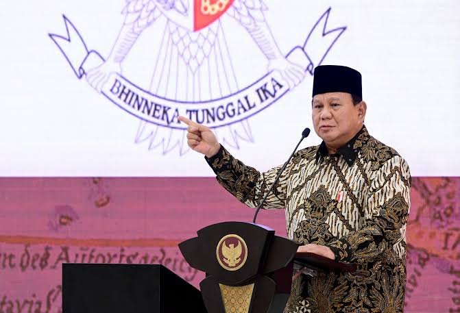 Terasistana.id Jakarta - Ketua Umum Komunitas Gerakan Ekonomi Kreatif (GERAK) 08 Revitriyoso Husodo menilai Rencana Presiden membentuk koperasi Desa atau Kopdes Merah Putih dengan fungsi utama menggerakan ekonomi desa melalui pembelian produk pertanian merupakan langkah yang bagus dan perlu persiapan yang matang. Saat ini di desa sudah ada BUMDes atau Badan Usaha milik Desa yang memiliki fungsi mirip, melayani warga dalam aspek keseharian pajak motor, bayar listrik dan pbb. “Koperasi Merah Putih sebagai wadah bisnis dan pelayanan dengan modal awal 3 - 5 M secara teori bagus dan bisa menggerakan ekonomi perdesaan, petani akan diuntungkan” ungkap Ketua Umum Komunitas Gerakan Ekonomi Kreatif (GERAK) 08 Revitriyoso Husodo dikutip dari teropongistana.com. Koperasi adalah soko guru ekonomi perdesaan, lahir dan besar dari wadah rakyat kecil yang memiliki tujuan mulia dari anggota, untuk anggota demi kesejahteraan bersama. Koperasi sebenarnya bukan hal baru bagi rakyat perdesaan. Dikatakan Ketua Umum Komunitas Gerakan Ekonomi Kreatif (GERAK) 08 Revitriyoso Husodo Kopdes Merah putih ini harus di inisiasi oleh petani, nelayan dan juga pemuda desa yang memiliki kompetensi serta integritas agar bisa menjadi pilar kebangkitan ekonomi desa. Rencana Presiden dengan Kopdes di 70.000 desa/kelurahan harus betul - betul di siapkan dengan matang. Pemikiran Presiden yang berpihak kepada ekonomi desa memang sesuai dengan Asta Cita membangun dari desa. “Kami sebagai relawan meminta kepada para pembantu presiden untuk menerjemahkan dan menyiapkan dengan baik semua langkah teknis dan operasionalnya. Kunci kemajuan koperasi adalah SDM yang handal, ajak pemuda tani dan nelayan serta ibu - ibu untuk membentuk koperasi ini” tambah Ketua Umum Komunitas Gerakan Ekonomi Kreatif (GERAK) 08 Revitriyoso Husodo. Lahirnya Kopdes Merah Putih bisa menjadi jawaban agar para sarjana pertanian bisa kembali ke kampung halaman mereka, membangun Indonesia dari desa dan memotong rantai ekonomi petani yang sering kalah bersaing dengan tengkulak. “Koperasi Desa ini bisa menjadi harapan petani nelayan agar produk mereka dibeli dengan harga bagus. Pembelian langsung ke petani akan menyehatkan proses jual beli dan menyeimbangkan keuntungan yang pastinya akan kembali ke petani untuk membangun desa mereka”tutup Ketua Umum Komunitas Gerakan Ekonomi Kreatif (GERAK) 08 Revitriyoso Husodo.