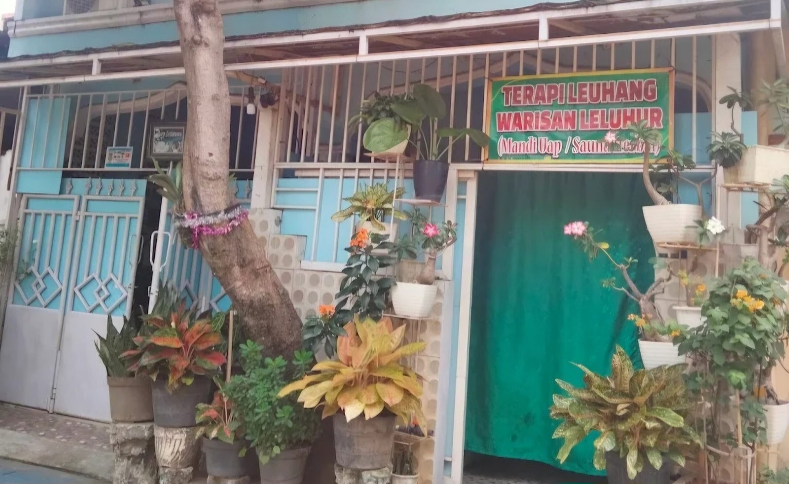 Spa Sauna Herbal Terapi Leuhang milik Ibu Titi Suhaeti, yang berlokasi di Jl. Griya Taman Walet No.38 Blok GWA 6, Sindangsari, Kec. Pasar Kemis, Kabupaten Tangerang, Banten.