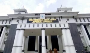 Usulan tersebut disampaikan Rohim sebagai langkah strategis agar perusahaan-perusahaan yang beroperasi di Pandeglang dapat berpartisipasi aktif dalam pembangunan daerah, khususnya di bidang infrastruktur, melalui program Tanggung Jawab Sosial dan Lingkungan Perusahaan (Corporate Social Responsibility/CSR).
