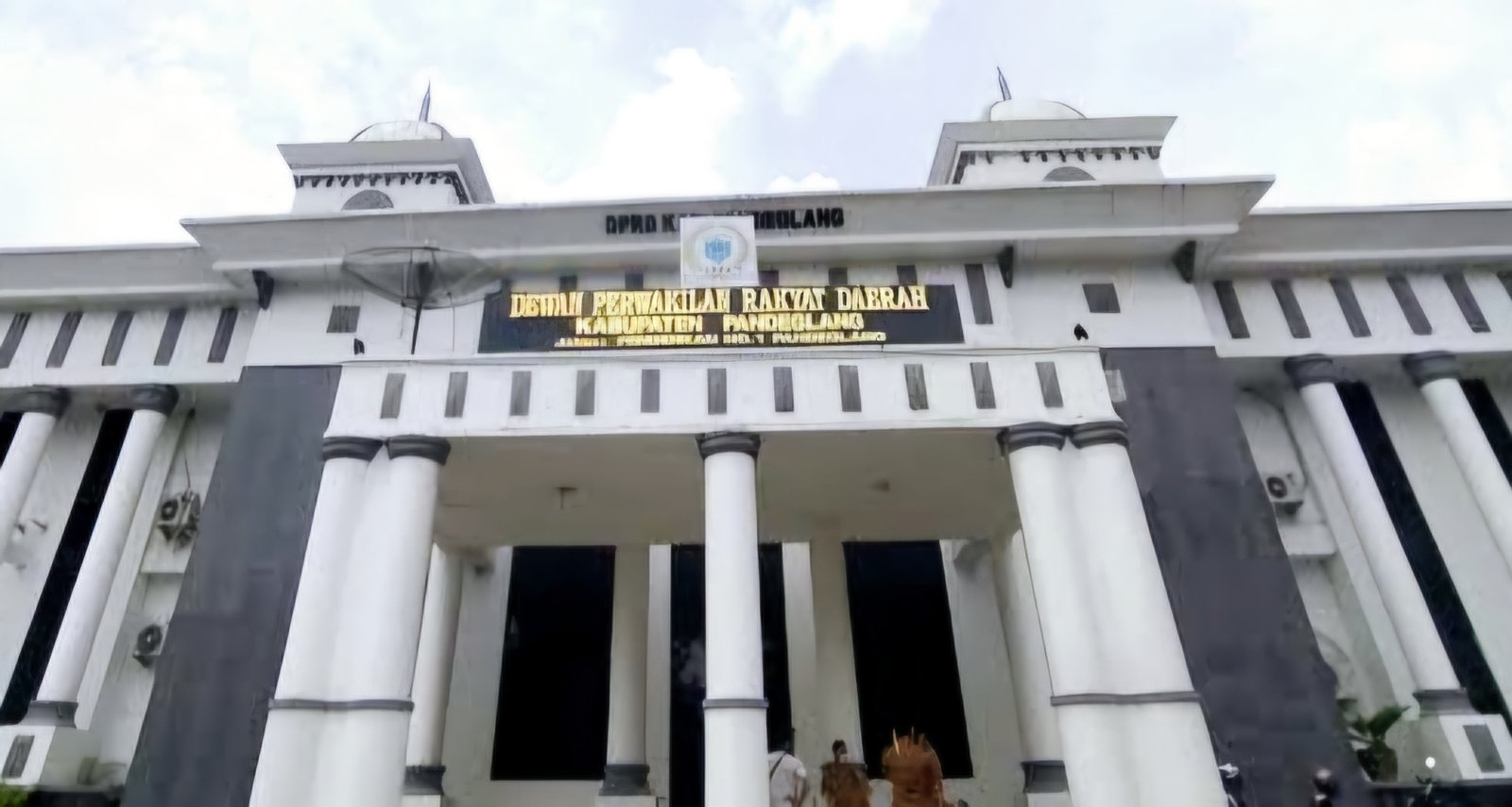 Usulan tersebut disampaikan Rohim sebagai langkah strategis agar perusahaan-perusahaan yang beroperasi di Pandeglang dapat berpartisipasi aktif dalam pembangunan daerah, khususnya di bidang infrastruktur, melalui program Tanggung Jawab Sosial dan Lingkungan Perusahaan (Corporate Social Responsibility/CSR).
