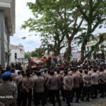 Tak Ditemui Bupati dan DPRD, Warga Pandeglang Lempar Sampah di Depan Kantor Pemda