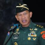 JAKARTA — Dewan Pimpinan Pusat Gerakan Ekonomi Kreatif (Gerak 08) menilai keputusan Presiden Prabowo Subianto menunjuk Letnan Jenderal TNI (Purn.) (Hor.) Glenny H. Kairupan sebagai Direktur Utama PT Garuda Indonesia (Persero) Tbk merupakan langkah yang tepat dan strategis dalam memperkuat sektor penerbangan nasional. Ketua Bidang Organisasi, Kaderisasi, dan Keanggotaan (OKK) DPP Gerak 08, Paulus Victor Motuloh, mengatakan Glenny Kairupan memiliki rekam jejak yang solid baik di bidang pertahanan maupun aviasi. “Presiden Prabowo sangat tepat memilih Letjen (Purn.) Glenny Kairupan sebagai Dirut Garuda. Beliau mantan penerbang dan memahami dunia aviasi secara mendalam. Kami yakin di bawah kepemimpinannya, Garuda akan kembali mengudara tinggi dan menjadi simbol kebanggaan bangsa,” ujar Paulus di Jakarta, Kamis (16/10). Paulus juga menyampaikan ucapan selamat atas amanah baru yang diemban Glenny Kairupan, seraya berharap kepemimpinannya mampu membawa perubahan nyata bagi industri penerbangan nasional. Menurutnya, Gerak 08 mendukung penuh langkah Presiden Prabowo dalam memperkuat BUMN strategis, terutama Garuda Indonesia yang menjadi wajah negara di kancah internasional. Penunjukan Glenny H. Kairupan sebagai Direktur Utama Garuda Indonesia resmi ditetapkan dalam Rapat Umum Pemegang Saham Luar Biasa (RUPSLB) yang digelar pada Rabu (15/10). Ia menggantikan Wamildan Tsani yang sebelumnya menjabat posisi tersebut. Glenny Kairupan merupakan alumnus Akademi Militer tahun 1973, satu angkatan dengan Presiden Prabowo Subianto. Selama karier militernya, ia pernah menempati sejumlah jabatan strategis di TNI AD serta terlibat dalam berbagai operasi militer, termasuk di Timor Timur. Setelah pensiun, Glenny juga berkontribusi di dunia akademik sebagai dosen di Lembaga Ketahanan Nasional (Lemhannas). Pada 10 Agustus 2025, Glenny menerima kenaikan pangkat kehormatan menjadi Letnan Jenderal (Hor.) dari Presiden Prabowo atas dedikasinya menjaga kedaulatan negara. Ketua Umum DPP Gerak 08, Revitriyoso Husodo, turut memberikan apresiasi dan dukungan atas keputusan tersebut. “Atas nama seluruh pengurus DPP Gerak 08, kami mengucapkan selamat atas amanah baru kepada Letjen (Purn.) (Hor.) Glenny Kairupan. Kami percaya beliau akan mampu membawa Garuda menuju transformasi besar dan menjadi simbol kemajuan Indonesia,” tegas Revitriyoso. Berikut susunan Dewan Direksi dan Komisaris PT Garuda Indonesia hasil RUPSLB 15 Oktober 2025: Dewan Direksi: Direktur Utama: Glenny H. Kairupan Wakil Direktur Utama: Thomas Sugiarto Oentoro Direktur Keuangan & Manajemen Risiko: Balagopal Kunduvara Direktur Niaga: Reza Aulia Hakim Direktur Teknik: Mukhtaris Direktur Human Capital & Corporate Service: Eksitarino Irianto Direktur Transformasi: Neil Raymond Nills Dewan Komisaris: Komisaris Utama/Independen: Fadjar Prasetyo Komisaris: Chairal Tanjung Komisaris: Frans Dicky Tamara Komisaris Independen: Mawardi Yahya Sementara itu, CEO Danantara, Rosan Roeslani, menyebut pergantian direksi merupakan bagian dari upaya menyehatkan Garuda secara menyeluruh, termasuk dari sisi finansial dan manajemen. “Kami ingin memperkuat tim dengan komposisi yang lebih solid. Dua ekspatriat dengan latar belakang Singapore Airlines dan Qantas juga bergabung untuk memperkuat manajemen. Ini langkah serius, bukan setengah-setengah,” kata Rosan di Jakarta Selatan, Rabu (15/10). Menurut Rosan, proses evaluasi dan analisis terhadap kinerja Garuda telah dilakukan selama hampir setahun, melibatkan para ahli penerbangan. “Kita hanya memperkuat semua lini. Bukan soal siapa bagus atau tidak, tapi bagaimana menyusun kombinasi terbaik agar Garuda benar-benar pulih,” ujarnya. Rosan menegaskan langkah ini merupakan bagian dari strategi jangka panjang untuk memastikan Garuda Indonesia kembali menjadi maskapai kebanggaan nasional yang sehat dan berdaya saing global.