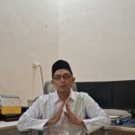 Setahun sejak pelantikan pada 20 Oktober 2024, kepemimpinan Presiden Prabowo Subianto bersama Kabinet Merah Putih telah menorehkan sejumlah capaian signifikan, namun juga menghadapi tantangan kompleks baik di ranah nasional maupun global. Dengan visi “Asta Cita” yang menitikberatkan pada kemandirian ekonomi, kesejahteraan rakyat, dan stabilitas nasional, Prabowo memulai masa jabatannya dengan modal politik kuat: kemenangan telak (58,6% suara) dan dukungan koalisi besar. Dalam wawancara di Yogyakarta (19/10), Ketua Bintang Muda Indonesia (BMI) Farkhan Evendi, akrab disapa Gus Farkhan, menyampaikan apresiasi atas program sosial dan stabilitas nasional, namun menyoroti tantangan ekonomi, inefisiensi birokrasi, dan perlunya diplomasi yang lebih proaktif. Apresiasi Gus Farkhan memuji program Makan Bergizi Gratis (MBG), diluncurkan Januari 2025, yang menjangkau jutaan anak sekolah, balita, serta ibu hamil dan menyusui, membantu menekan stunting dan malnutrisi. “MBG menunjukkan komitmen Prabowo pada rakyat kecil, rasanya memang agak berbeda dengan program awal Jokowi, atau pendekatan teknokratis SBY,” ujar Gus Farkhan. Survei Kompas Litbang (Januari 2025) mencatat kepuasan publik mencapai 80,9%, jauh di atas Jokowi dan SBY di tahun pertama. Di sektor ekonomi, kebijakan seperti kenaikan UMP (November 2024), pengampunan utang UMKM, dan pendirian bank bullion emas dinilai BMI sebagai langkah berani. Pemindahan ibu kota ke Nusantara (target 2028) dan Proyek Strategis Nasional Merauke untuk ketahanan pangan memperkuat stabilitas nasional. Program beasiswa pemuda Papua juga dinilai efektif mengurangi ketegangan sosial di daerah terpencil. Di kancah global, bergabungnya Indonesia ke BRICS (2025) dan diplomasi “1.000 teman, 1 musuh terlalu banyak” juga disebut lebih dinamis. Gus Farkhan juga menyoroti langkah tepat Prabowo dalam hubungan internasional, termasuk misalnya dalam menunjuk Agus Harimurti Yudhoyono (AHY), Menteri Koordinator Bidang Infrastruktur dan Pembangunan Kewilayahan, sebagai duta khusus untuk misi diplomatik ke Tiongkok pada September 2025, menghadiri Parade Victory Day dan membahas kerjasama infrastruktur, investasi, serta stabilitas regional seperti isu Laut China Selatan. “Keputusan mengutus AHY itu tepat, mengingat sekaligus memanfaatkan pengalaman militer dan jaringan politik AHY dari era SBY, menghasilkan penguatan hubungan ekonomi melalui potensi investasi Belt and Road Initiative, gestur netralitas Indonesia di tengah ketegangan geopolitik, menjadikannya langkah sukses yang memperkuat citra Indonesia sebagai mitra strategis,” terang Gus Farkhan. Tantangan dan Kritik Namun, BMI menyoroti sejumlah kelemahan. Kabinet Merah Putih, dengan puluhan menteri dan wakil menteri, dianggap terlalu gemuk, padahal sering mengkampanyekan pentingnya efisiensi. “Prabowo perlu efisiensi dan independensi lebih besar dari bayang-bayang Jokowi,” kata Farkhan, merujuk pada pengaruh kuat Jokowi melalui figur-figur lama. Selain itu, bidang ekonomi juga masih menjadi perhatian utama. Pertumbuhan melambat akibat pemangkasan anggaran proyek tanpa sumber pertumbuhan baru, berbeda dengan fokus infrastruktur Jokowi. Kenaikan PPN untuk barang mewah dan wacana ekspatriat di BUMN memicu polemic. Kelangkaan LPG 3 kg dan naiknya pengangguran memperburuk daya beli. “MBG populer, tapi kualitas makanan dan keterlibatan militer berlebihan perlu diperbaiki,” ujar Farkhan. Secara global, wacana keluar dari Perjanjian Paris dinilai kurang baik pada reputasi lingkungan Indonesia yang sudah lama dibangun, komitmen SBY pada REDD+ hingga energi hijau. Bagaimana ke Depan? BMI mendesak reformasi kabinet untuk efisiensi, stimulus ekonomi yang inklusif, serta komitmen pada HAM dan lingkungan. “Kami ingin lapangan kerja bagi pemuda dan kebijakan yang responsif. Indonesia harus pimpin isu global, seperti Jokowi di G20, sambil belajar dari koordinasi era SBY,” ujar Farkhan. Gus Farkhan juga menekankan perlunya diversifikasi ekspor dan rantai pasok domestik untuk hadapi dinamika global, dengan pemuda sebagai mitra strategis. Gus Farkhan optimistis Prabowo dapat mempercepat transformasi Indonesia. “Setahun ini menunjukkan kemampuan eksekutif yang solid, tapi ekonomi dan diplomasi perlu perbaikan cepat. Kami, pemuda Demokrat, mendukung visi Indonesia Emas 2045, asal Prabowo memimpin dengan independensi dan inovasi,” tutupnya. BMI berharap tahun kedua menjadi titik balik menuju pemerintahan yang lebih inklusif dan Tangguh.