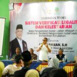 Anggota DPR RI Komisi IV Fraksi NasDem, Arif Rahman, menegaskan pentingnya membangun ekosistem ekonomi hijau dan ekonomi biru yang terintegrasi dari hulu hingga hilir sebagai bagian dari implementasi Asta Cita Presiden, khususnya dalam memperkuat ketahanan pangan, keberlanjutan lingkungan, dan peningkatan kesejahteraan masyarakat. Pernyataan tersebut disampaikan Arif Rahman dalam kegiatan Bimbingan Teknis (Bimtek) Sistem Verifikasi Legalitas dan Kelestarian (SVLK) yang diselenggarakan oleh Balai Pengelolaan Hutan Lestari Wilayah VII, Direktorat Jenderal Pengelolaan Hutan Lestari, Kementerian Lingkungan Hidup dan Kehutanan (KLHK), di Kecamatan Gunung Kencana, Kabupaten Lebak, Provinsi Banten. Menurut Arif, sistem verifikasi dan kelestarian seperti SVLK memiliki peran penting dalam mewujudkan tata kelola kehutanan yang berkeadilan dan berkelanjutan. Ia menegaskan bahwa pendekatan ekonomi hijau dan biru harus disertai dengan pemetaan dan perencanaan yang matang dari hulu hingga hilir, agar setiap program pembangunan di sektor kehutanan, pertanian, dan kelautan dapat memberikan dampak nyata bagi masyarakat. “Pembangunan ekonomi hijau dan biru harus dimulai dengan perencanaan yang matang. Kita perlu pemetaan yang jelas agar setiap program, baik di sektor kehutanan, pertanian, maupun kelautan, benar-benar tepat sasaran dan mampu meningkatkan taraf hidup masyarakat di sekitarnya,” ujar Arif Rahman. Lebih lanjut, Arif menyoroti pentingnya pelatihan dan edukasi bagi petani dan masyarakat sekitar hutan, agar bantuan pemerintah tidak hanya bersifat seremonial, tetapi memberikan hasil yang berkelanjutan dan produktif. “Bantuan bukan hanya soal bibit atau alat, tetapi juga ilmu dan keterampilan. Tanpa pelatihan yang berkelanjutan, bantuan akan berhenti sebagai formalitas. Kita ingin petani menjadi pelaku ekonomi yang tangguh, mandiri, dan mampu berinovasi,” tegasnya. Dalam kesempatan tersebut, Arif Rahman juga memberikan apresiasi kepada pemuda Gunung Kencana yang berinovasi membuat kerajinan jam tangan berbahan kayu lokal, sebagai bentuk kreativitas dalam memanfaatkan hasil hutan secara berkelanjutan. Ia menilai inovasi tersebut merupakan contoh konkret penerapan ekonomi hijau yang mampu membuka peluang ekonomi baru di pedesaan tanpa merusak lingkungan. Namun demikian, Arif juga mengungkapkan keprihatinannya terhadap menurunnya jumlah petani di Kabupaten Lebak, dari sekitar 30.000 menjadi 26.000 orang. Menurutnya, hal ini menunjukkan bahwa minat generasi muda terhadap sektor pertanian menurun drastis karena belum melihat nilai ekonomi yang menjanjikan dari sektor tersebut. “Kita tidak bisa menutup mata. Banyak anak muda meninggalkan pertanian karena dianggap tidak menguntungkan. Maka, sistem pertanian harus dibangun ulang agar hasilnya benar-benar mampu meningkatkan kesejahteraan petani, bukan hanya menguntungkan tengkulak,” tandasnya. Sebagai penutup, Arif Rahman menegaskan komitmennya untuk terus memperjuangkan kebijakan yang berpihak pada petani, nelayan, dan masyarakat sekitar hutan melalui pendekatan ekonomi hijau dan biru yang berkeadilan, berkelanjutan, serta berbasis inovasi lokal. “Melalui penguatan sistem verifikasi legalitas dan kelestarian hutan seperti SVLK, kita berharap sumber daya alam dapat dikelola dengan bijak, memberikan nilai tambah bagi masyarakat, sekaligus menjaga kelestarian bagi generasi mendatang,” pungkas Arif Rahman