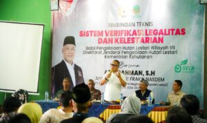 IMG-20251022-WA0056 Anggota DPR RI Komisi IV Fraksi NasDem, Arif Rahman, menegaskan pentingnya membangun ekosistem ekonomi hijau dan ekonomi biru yang terintegrasi dari hulu hingga hilir sebagai bagian dari implementasi Asta Cita Presiden, khususnya dalam memperkuat ketahanan pangan, keberlanjutan lingkungan, dan peningkatan kesejahteraan masyarakat. Pernyataan tersebut disampaikan Arif Rahman dalam kegiatan Bimbingan Teknis (Bimtek) Sistem Verifikasi Legalitas dan Kelestarian (SVLK) yang diselenggarakan oleh Balai Pengelolaan Hutan Lestari Wilayah VII, Direktorat Jenderal Pengelolaan Hutan Lestari, Kementerian Lingkungan Hidup dan Kehutanan (KLHK), di Kecamatan Gunung Kencana, Kabupaten Lebak, Provinsi Banten. Menurut Arif, sistem verifikasi dan kelestarian seperti SVLK memiliki peran penting dalam mewujudkan tata kelola kehutanan yang berkeadilan dan berkelanjutan. Ia menegaskan bahwa pendekatan ekonomi hijau dan biru harus disertai dengan pemetaan dan perencanaan yang matang dari hulu hingga hilir, agar setiap program pembangunan di sektor kehutanan, pertanian, dan kelautan dapat memberikan dampak nyata bagi masyarakat. “Pembangunan ekonomi hijau dan biru harus dimulai dengan perencanaan yang matang. Kita perlu pemetaan yang jelas agar setiap program, baik di sektor kehutanan, pertanian, maupun kelautan, benar-benar tepat sasaran dan mampu meningkatkan taraf hidup masyarakat di sekitarnya,” ujar Arif Rahman. Lebih lanjut, Arif menyoroti pentingnya pelatihan dan edukasi bagi petani dan masyarakat sekitar hutan, agar bantuan pemerintah tidak hanya bersifat seremonial, tetapi memberikan hasil yang berkelanjutan dan produktif. “Bantuan bukan hanya soal bibit atau alat, tetapi juga ilmu dan keterampilan. Tanpa pelatihan yang berkelanjutan, bantuan akan berhenti sebagai formalitas. Kita ingin petani menjadi pelaku ekonomi yang tangguh, mandiri, dan mampu berinovasi,” tegasnya. Dalam kesempatan tersebut, Arif Rahman juga memberikan apresiasi kepada pemuda Gunung Kencana yang berinovasi membuat kerajinan jam tangan berbahan kayu lokal, sebagai bentuk kreativitas dalam memanfaatkan hasil hutan secara berkelanjutan. Ia menilai inovasi tersebut merupakan contoh konkret penerapan ekonomi hijau yang mampu membuka peluang ekonomi baru di pedesaan tanpa merusak lingkungan. Namun demikian, Arif juga mengungkapkan keprihatinannya terhadap menurunnya jumlah petani di Kabupaten Lebak, dari sekitar 30.000 menjadi 26.000 orang. Menurutnya, hal ini menunjukkan bahwa minat generasi muda terhadap sektor pertanian menurun drastis karena belum melihat nilai ekonomi yang menjanjikan dari sektor tersebut. “Kita tidak bisa menutup mata. Banyak anak muda meninggalkan pertanian karena dianggap tidak menguntungkan. Maka, sistem pertanian harus dibangun ulang agar hasilnya benar-benar mampu meningkatkan kesejahteraan petani, bukan hanya menguntungkan tengkulak,” tandasnya. Sebagai penutup, Arif Rahman menegaskan komitmennya untuk terus memperjuangkan kebijakan yang berpihak pada petani, nelayan, dan masyarakat sekitar hutan melalui pendekatan ekonomi hijau dan biru yang berkeadilan, berkelanjutan, serta berbasis inovasi lokal. “Melalui penguatan sistem verifikasi legalitas dan kelestarian hutan seperti SVLK, kita berharap sumber daya alam dapat dikelola dengan bijak, memberikan nilai tambah bagi masyarakat, sekaligus menjaga kelestarian bagi generasi mendatang,” pungkas Arif Rahman