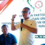 Anggota DPR RI Komisi IV Fraksi NasDem, Arif Rahman, menegaskan pentingnya memperkuat landasan hukum Badan Pembinaan Ideologi Pancasila (BPIP) agar lembaga tersebut memiliki legitimasi dan kewenangan yang kuat dalam menjalankan tugas pembinaan ideologi bangsa secara berkelanjutan. Menurut Arif Rahman yang juga sebagai badan legislasi DPR RI (Baleg DPR RI) , keberadaan BPIP bukan sekadar simbol pembinaan ideologi, tetapi menjadi garda terdepan dalam menjaga nilai-nilai Pancasila agar tetap hidup, relevan, dan diterapkan dalam kehidupan bermasyarakat, berbangsa, dan bernegara. “BPIP perlu memiliki dasar hukum yang kokoh agar tidak hanya bersifat administratif, tetapi juga memiliki daya dorong dalam pembentukan karakter kebangsaan yang berlandaskan Pancasila,” ujar Arif Rahman dalam kegiatan sosialisasi pembinaan ideologi Pancasila yang digelar bersama BPIP. Lebih lanjut, Arif menyoroti perlunya penanaman dimensi Pancasila di tengah masyarakat, terutama di era digital yang sarat dengan arus informasi tanpa batas. Ia menilai, banyak pergeseran dalam cara masyarakat memaknai dan menerapkan nilai-nilai Pancasila, baik dalam tindakan sosial maupun perilaku di media sosial. “Hari ini kita melihat ada pergeseran dalam cara masyarakat memaknai Pancasila. Karena itu, perlu upaya bersama untuk menanamkan nilai-nilai luhur Pancasila agar masyarakat tidak mudah terprovokasi, tetap bijak dalam bersikap, dan mampu menempatkan kepentingan bangsa di atas kepentingan pribadi,” tegasnya. Arif Rahman menambahkan bahwa penguatan peran BPIP juga harus diiringi dengan pendekatan edukatif dan kultural, agar nilai-nilai Pancasila tidak hanya diajarkan, tetapi benar-benar dihidupi dalam perilaku sehari-hari. “Pancasila bukan sekadar hafalan lima sila, tetapi panduan moral dan kompas kebangsaan. Pembinaan ideologi harus masuk ke ruang-ruang pendidikan, keluarga, bahkan dunia digital,” ungkapnya. Melalui kegiatan bersama BPIP ini, Arif berharap generasi muda dan seluruh elemen masyarakat semakin memahami pentingnya Pancasila sebagai falsafah dalam menjaga keutuhan bangsa di tengah tantangan globalisasi dan disrupsi teknologi.