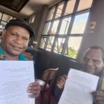 Kementerian Kehutanan Republik Indonesia dinilai tutup mata terhadap laporan rakyat Papua Tengah soal dugaan penyerobotan tanah ulayat oleh PT Jati Dharma Indah (JDI). Yusak Ernes Tebay, pemilik lahan di wilayah tersebut, menuntut keadilan dan meminta pemerintah bertindak atas pelanggaran yang sudah berlangsung sejak 2014. Menurut Yusak, PT Jati Dharma Indah melakukan penebangan kayu di area seluas sekitar dua kilometer persegi tanpa izin dari pemilik hak ulayat. “Perusahaan ini masuk tanpa permisi, tidak lewat pintu, tapi lewat jendela. Mereka menebang seenaknya dan mengabaikan masyarakat adat,” ujarnya dengan nada kecewa Nabire 25 Okteber 2025. Bernardus Pokuai, pihak yang disebut sebagai penerima pelepasan lahan sah dari pemilik hak ulayat, menguatkan pernyataan tersebut. Ia menyebut perusahaan menebang berbagai jenis kayu seperti merbau, matoa, marsawa, dan jenis kayu pilihan lainnya tanpa melakukan reboisasi. Bahkan, kata dia, JDI menebang pohon yang belum layak tebang dan diduga sempat mengubur kayu untuk menghindari protes warga. “Warga sudah pernah mendatangi perusahaan, meminta mereka lakukan reboisasi, tapi tidak direspons. Malah sempat terjadi keributan,” ungkap Bernardus. Rakyat Papua Tengah melalui para tokoh adat dan masyarakat sudah dua kali melayangkan surat resmi kepada Kementerian Kehutanan: pertama pada 7 Maret 2025 (Nomor: 02/Nbr/URKYT/2025) dan kedua pada 4 September 2025 (Nomor: 01/XI/2025). Dalam surat tersebut, mereka menuntut pertanggungjawaban PT Jati Dharma Indah atas kerusakan lingkungan dan pelanggaran hak adat yang dilakukan. Namun hingga kini, tak ada satu pun tanggapan dari Kementerian Kehutanan maupun pihak perusahaan. “Kami sudah menunggu enam bulan sejak surat pertama, tapi tidak ada balasan. Surat kedua juga sunyi. Kami curiga ada permainan antara perusahaan dan pejabat kementerian,” kata Yusak menuding. Warga menilai PT Jati Dharma Indah mendapat perlindungan dari oknum “orang kuat” di pusat. Karena itu, mereka mengancam akan melakukan aksi pemalangan jalan utama menuju lokasi perusahaan jika tidak ada kejelasan. “Kami sudah sabar. Kalau tidak ada tindakan, kami akan palang jalan. Semua akibatnya ditanggung oleh Kementerian Kehutanan dan PT Jati Dharma Indah,” tegasnya. Tokoh masyarakat Tomas menambahkan, pemerintah pusat harus turun tangan. “Kami minta Presiden Prabowo dan Kementerian Kehutanan segera menindak pihak-pihak yang bermain. Kalau perlu, tangkap dan jebloskan ke penjara. Jangan biarkan rakyat terus dirugikan.” Kasus ini kini menjadi sorotan tajam publik Papua Tengah. Warga menuntut pemerintah menegakkan prinsip pelayanan prima bukan pelayanan khusus untuk perusahaan besar. Jika tak ada penyelesaian, mereka berjanji akan menempuh jalur hukum agar keadilan benar-benar berpihak pada rakyat. “Di mana ada rakyat, di situ seharusnya ada negara,” ujar Yusak, menutup pernyataannya dengan nada getir.