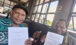 IMG-20251025-WA0011(1) Kementerian Kehutanan Republik Indonesia dinilai tutup mata terhadap laporan rakyat Papua Tengah soal dugaan penyerobotan tanah ulayat oleh PT Jati Dharma Indah (JDI). Yusak Ernes Tebay, pemilik lahan di wilayah tersebut, menuntut keadilan dan meminta pemerintah bertindak atas pelanggaran yang sudah berlangsung sejak 2014. Menurut Yusak, PT Jati Dharma Indah melakukan penebangan kayu di area seluas sekitar dua kilometer persegi tanpa izin dari pemilik hak ulayat. โPerusahaan ini masuk tanpa permisi, tidak lewat pintu, tapi lewat jendela. Mereka menebang seenaknya dan mengabaikan masyarakat adat,โ ujarnya dengan nada kecewa Nabire 25 Okteber 2025. Bernardus Pokuai, pihak yang disebut sebagai penerima pelepasan lahan sah dari pemilik hak ulayat, menguatkan pernyataan tersebut. Ia menyebut perusahaan menebang berbagai jenis kayu seperti merbau, matoa, marsawa, dan jenis kayu pilihan lainnya tanpa melakukan reboisasi. Bahkan, kata dia, JDI menebang pohon yang belum layak tebang dan diduga sempat mengubur kayu untuk menghindari protes warga. โWarga sudah pernah mendatangi perusahaan, meminta mereka lakukan reboisasi, tapi tidak direspons. Malah sempat terjadi keributan,โ ungkap Bernardus. Rakyat Papua Tengah melalui para tokoh adat dan masyarakat sudah dua kali melayangkan surat resmi kepada Kementerian Kehutanan: pertama pada 7 Maret 2025 (Nomor: 02/Nbr/URKYT/2025) dan kedua pada 4 September 2025 (Nomor: 01/XI/2025). Dalam surat tersebut, mereka menuntut pertanggungjawaban PT Jati Dharma Indah atas kerusakan lingkungan dan pelanggaran hak adat yang dilakukan. Namun hingga kini, tak ada satu pun tanggapan dari Kementerian Kehutanan maupun pihak perusahaan. โKami sudah menunggu enam bulan sejak surat pertama, tapi tidak ada balasan. Surat kedua juga sunyi. Kami curiga ada permainan antara perusahaan dan pejabat kementerian,โ kata Yusak menuding. Warga menilai PT Jati Dharma Indah mendapat perlindungan dari oknum โorang kuatโ di pusat. Karena itu, mereka mengancam akan melakukan aksi pemalangan jalan utama menuju lokasi perusahaan jika tidak ada kejelasan. โKami sudah sabar. Kalau tidak ada tindakan, kami akan palang jalan. Semua akibatnya ditanggung oleh Kementerian Kehutanan dan PT Jati Dharma Indah,โ tegasnya. Tokoh masyarakat Tomas menambahkan, pemerintah pusat harus turun tangan. โKami minta Presiden Prabowo dan Kementerian Kehutanan segera menindak pihak-pihak yang bermain. Kalau perlu, tangkap dan jebloskan ke penjara. Jangan biarkan rakyat terus dirugikan.โ Kasus ini kini menjadi sorotan tajam publik Papua Tengah. Warga menuntut pemerintah menegakkan prinsip pelayanan prima bukan pelayanan khusus untuk perusahaan besar. Jika tak ada penyelesaian, mereka berjanji akan menempuh jalur hukum agar keadilan benar-benar berpihak pada rakyat. โDi mana ada rakyat, di situ seharusnya ada negara,โ ujar Yusak, menutup pernyataannya dengan nada getir.