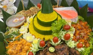 Dalam rangka mempererat tali silaturahmi antar pengurus dan anggota, Dojo zatayu melakukan halal bihalal sekaligus merayakan syukuran tempat pelatihan dan penyematan sabuk. Kegiatan yang berlangsung di GOR panawungan komplek perumahan Kartika pratama, diisi dengan doa bersama sekaligus pemotongan tumpeng. Yayat Sudrajat selaku pengasuh Dojo zatayu menyampaikan di adakanya doa bersama ini bertujuan: untuk menyiapkan mental dan spritual dalam menghadapi setiap tantangan. Membangun kekeluargaan dengan menciptakan rasa kebersamaan dan kepedulian di antara kohai. Meningkatkan rasa syukur mengingat pentingnya rasa syukur atas nikmat dan pencapaian yg telah di raih. Dalam kesempatan yang sama senpai zati sebagai pelatih menyampaikan,Zatayu merupakan Dojo perguruan karate di bawah perguruan INKANAS kabupaten bogor. Dengan adanya doa dan penyematan ini saya ucapkan Terima kasih untuk orang tua kohai yg selalu mensuport sehingga zatayu saat ini telah memilki 10 sabuk hitam. Untuk kemajuan bersama jadilah pribadi yg baik,dan berusaha sebaik mungkin dalam berlatih sehingga mendapatkan prestasi yang maksimal dan bisa membanggakan buat semuanya, dan jangan lupa untuk selalu rendah hati,tidak sombong,dan semoga kalian bisa lebih hebat daripada senpai.ucap zati dengan terbata bata. Adapun dalam kesempatan yang sama ustad Yogi Menyampaikan 3 poin dalam mencari ilmu 1.doa niat kan mencari ridhonya Allah SWT, Untuk mendapatkan kemudahan dan kelancaran nya, insya Allah dengan berdoa akan selalu mendapatkan kemudahan,bukan hanya sekedar mencari prestasi. 2.totalitas atau bersungguh2 Dalam mengejar cita cita dengan melewati fase demi fase untuk mengupgrade diri sesuai dengan ajaran islam sehingga bisa mendapatkan hasil maksimal. 3,dedikasi yaitu pengabdian Jaga nama baik orang tua ,guru (coach),nama baik tempat pendidikannya,berperilaku sabar,tidak baperan sehingga berbudi pekerti yg baik .