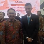 Komunitas Peduli Hankam (KPH) menggelar seminar bertajuk “Refleksi 80 Tahun dan Harapan Masa Depan untuk Pertahanan Nasional Indonesia” di Bulog Corporate University, Jakarta, Sabtu (25/10/2025). Acara ini menjadi wadah diskusi bagi generasi muda untuk memperkuat peran mereka dalam sistem pertahanan nasional. KPH, komunitas yang digerakkan oleh anak muda pemerhati isu pertahanan dan keamanan, dimotori oleh Kenzie S. Ryvantya (Executive Coordinator) dan Risyad Sadzikri (Co-Founder). Dalam paparannya, Kenzie menyoroti minimnya keterlibatan generasi muda dalam sektor pertahanan. “Gen-Z sudah banyak berperan di sektor ekonomi dan lingkungan hidup, tapi sektor pertahanan masih butuh sentuhan dan kepedulian mereka. Di situlah KPH mengambil peran,” ujarnya. Acara tersebut juga dihadiri Jenderal TNI (Purn.) Dudung Abdurachman, Penasihat Khusus Presiden Bidang Pertahanan Nasional sekaligus mantan KSAD 2021–2023. Dalam keynote speech-nya, Dudung membahas dinamika lingkungan strategis global, perubahan ancaman, serta pentingnya kesadaran generasi muda terhadap sistem pertahanan semesta (Sishankamrata). Ia turut mengapresiasi KPH sebagai wadah konstruktif bagi generasi muda berkontribusi pada pertahanan negara. Sementara itu, Ario Seno, Pengamat Pertahanan dan Keamanan sekaligus alumni Universitas Pertahanan (Unhan) RI, mengungkapkan kebanggaannya terhadap eksistensi KPH. “Saya bangga sekaligus menyesal. Bangga karena ada adik-adik Gen-Z yang peduli isu pertahanan, tapi menyesal karena generasi saya dulu tak melakukan hal seperti ini,” ungkapnya. Ario menegaskan, pertahanan merupakan pusat gravitasi negara. “Hancur pertahanan, hancurlah negara. Sistem pertahanan semesta menuntut keterlibatan semua elemen bangsa, bukan hanya militer. Pertahanan adalah milik negara, bukan milik militer,” tegasnya. Ia juga menyatakan komitmennya untuk menjadi mentor bagi KPH. “Saya akan terus berperan aktif dalam mendukung KPH. Banyak persoalan di sektor pertahanan yang butuh energi dan idealisme generasi muda,” pungkas Ario. Seminar ini menegaskan kebangkitan generasi muda dalam isu pertahanan dan keamanan nasional, sekaligus memperlihatkan bahwa semangat bela negara tidak lagi dimonopoli oleh institusi formal, tetapi mulai tumbuh dari kesadaran kolektif anak muda.