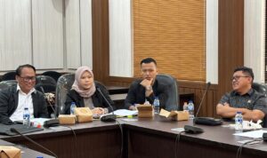 Keberadaan Tim Komunikasi Percepatan Pembangunan (TKPP) Kota Sukabumi pada prinsipnya untuk memperkuat sinergitas dan komunikasi antara aparatur Sipil Negara (ASN) dengan Wali Kota Sukabumi Ayep Zaki dan tidak bertujuan untuk mengambil alih peran ASN. “Selama ini kami menjalankan tugas sesuai dengan tupoksi (tugas pokok dan fungsi) kami, tidak benar kami mengambil alih peran ASN, kami hanya ingin membantu dan memperkuat komunikasi ASN dengan Pak Wali Kota H Ayep Zaki,” ungkap Ketua TKPP Kota Sukabumi, Ubaydillah dalam keterangannya, Senin (27/10/2025). Pernyataan Ubaydillah tersebut menanggapi pemanggilan Panja Wakaf dan TKPP DPRD Kota Sukabumi beberapa waktu lalu. Hadir dalam pertemuan tersebut Ubaydillah, Ujang Fahrudin Jetli, Jamaludin, dan Ani Nurhayati. Dalam pertemuan tersebut Ubaidillah memaparkan secara rinci penjelasan terkait tugas dan fungsi TKPP secara mendalam. Menurutnya, tim yang dibentuk Wali Kota Sukabumi H Ayep Zaki bertujuan untuk melakukan percepatan pembangunan di berbagai sektor di Kota Sukabumi. “Saya sudah memberikan penjelasan terkait tupoksi (tugas pokok dan fungsi) kepada Pimpinan dan Anggota Panja DPRD Kota Sukabumi. Dari hasil kajian kami, sudah dilaporkan secara mendalam terhadap Panja DPRD Kota Sukabumi,” terang Ubaydillah. Ubaydillah menegaskan, keberadaan TKPP pada prinsipnya, tidak bertujuan untuk mengambil alih peran ASN, akan tetapi justru memperkuat sinergitas dan komunikasi antara ASN dengan Wali Kota Sukabumi. “Jadi, ASN tetap menjalankan tugas pokoknya, kami hanya memperlancar koordinasi,” jelas Ubaydillah. Ubaydillah juga memaparkan efektivitas kerja tim TKPP yang bisa dilihat dari sejumlah indikator pencapaian pembangunan. Sebut saja terkait pendapat asli daerah (PAD) serta hasil evaluasi dari kinerja Badan Usaha Milik Daerah (BUMD) dan Badan Layanan Umum Daerah (BLUD) di Kota Sukabumi. “Alhamdulilah, saat ini PAD Kota Sukabumi bisa meningkat, kinerja RSUD R Syamsudin SH, PDAM (Perusahaan Daerah Air Minum) dan BPR (Bank Perekonomian Rakyat) membaik serta terdapat pencapaian hasil yang baik jika dibandingkan dengan sebelumnya,” ungkapnya. Untuk RSUD R Syamsudin, tambah Ubaydillah, tahun 2025 ini terdapat profit mencapai Rp.7 miliar, dan di PDAM per bulan September yang lalu, terdapat profit sebesar Rp 410 juta, sedangkan BPR meraih keuntungan sebesar Rp 4 miliar. "Ini menjadi bukti nyata bahwa kinerja TKPP berjalan dengan baik dan hasilnya bisa dibuktikan ke publik," tandas Ubaydillah. Terkait keberadaan Tim TKPP yang berujung dibentuknya Panja Wakaf dan TKPP di DPRD Kota Sukabumi, Ubaydillah sangat menghormati dinamika yang terjadi selama ini dan sangat membuka ruang kritik demi kemajuan Kota Sukabumi. “Saya dan Tim TKPP sangat menghormati dinamika yang terjadi, namun pada prinsifnya kami sangat membuka ruang kritik guna kemajuan Kota Sukabumi, Alhamdulilah kami pun akhirnya bisa berdiskusi dengan panja,” jelasnya. Sedangkan soal isue beberapa jabatan yang melekat pada dirinya, Ubaydillah menjelaskan bahwa, hal tersebut hanya semata-mata untuk percepatan pembangunan khususnya di BUMD dan BLUD. “Keterlibatan saya di Dewas RSUD R Syamsudin, PDAM dan BPR bagian dari upaya guna melakukan percepatan pembangunan atau melakukan kajian serta evaluasi dari kinerja internal BUMD dan BLUD. Dan ini terbukti, saat ini kondisi BUMD dan BLUD di Kota Sukabumi tumbuh sehat dan mampu menghasilkan yang terbaik jika dibandingkan dengan kondisi BUMD dan BLUD sebelumnya,” pungkasnya