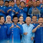 Kepengurusan Dewan Pimpinan Nasional (DPN) Bintang Muda Indonesia (BMI) periode 2025–2030 resmi dilantik. Acara pelantikan organisasi sayap pemuda Partai Demokrat itu diselenggarakan di Hotel Acacia, Jakarta Pusat, Senin (27/10/2025). Hadir dalam pelantikan Pendiri Partai Demokrat Prof Dr Subur Budi Santoso, Wamenaker yang juga Wasekjen Partai Demokrat Afriansah Noor, anggota Dewan Kehormatan Partai Demokrat, Mayjen TNI (Purn) Ahmad Yani Basuki, Wabendum Partai Demokrat Steven Rumangkang, Anggota DPR RI Partai Demokrat, Sartono Hutomo dan Umar Arsal, Bupati Sekadau yang merupakan kader Partai Demokrat, Aron SH. Hadir pula Mantan Komandan TKN Fanta Prabowo-Gibran, Arif Rosyid Hasan. Dalam prosesi pelantikan, Ketua Umum BMI terpilih Farkhan Evendi dan pengurus lainnya mengucapkan ikrar dan sumpah yang dipimpin langsung oleh Dewan Pengawas BMI, Nawa Said Dimyati. Usai dilantik, Ketua Umum DPN Bintang Muda Indonesia Farkhan Evendi ucapkan terimakasih diberi amanat kembali memimpin BMI. Di periode kedua ini, Farkhan mengajak semua pengurus dan kader BMI menjaga amanah utama yaitu membantu Partai Demokrat berjaya kembali. "Amanah kita adalah memperkuat Partai Demokrat untuk berjaya kembali. Ini amanah yang harus dijaga," tegas pria yang biasa dipanggil Cak Farkhan itu. Farkhan juga mengajak semua untuk bekerja nyata bagi rakyat. Menurutnya di Indonesia sudah banyak dan tumpah ruah dengan kata-kata. Makanya BMI tidak boleh seperti itu. "Kita diam tapi bekerja, berbuat secara nyata. membuktikan kepada rakyat. Karena Indonesia ini sudah banyak dan tumpah ruah oleh kata-kata," paparnya. Farkhan menilai soal maju mundurnya organisasi bukan tergantung dari pengurus inti saja tetapi semua pengurus dan kader. Makanya harus ditanamkan dalam diri masing-masing bahwa di dunia politik diniatkan sebagai ibadah. "BMI menjadi wadah untuk mendidik calon pemimpin muda yang punya karakter dan etika. Karakter tertinggi adalah mementingkan rakyat. Jadi BMI ini ruang bersama kita, semua adalah sahabat, tidak ada saling tikung, semua berkembang saling mendukung sesuai cita-cita kita," katanya. Sementara itu dalam sambutannya, Wamenaker Afriansyah Noor mengapresiasi kiprah BMI yang sudah menginjak periode kedua. Meski masih sangat namun mampu berkiprah dengan baik dalam memperkuat partai menuju kemenangan dan kejayaan di masa depan. "Yang penting semangat dan mempunyai niat kuat, sabar, tulus dan ikhlas. Hal-hal itu yang harus dipegang dengan baik. BMI saya lihat semakin kuat," tuturnya. Wamenaker juga menyampaikan pentingnya kaderisasi dalam sebuah organisasi, termasuk di dalam BMI. Menurutnya, organisasi bukan sekedar nama dan ada pengurus di tiap daerah, namun kaderisasi sangat penting untuk regenerasi. "Harapan saya BMI melakukan kolaborasi dengan seluruh elemen. Mempunyai komitmen memperkuat partai agar Partai Demokrat berjaya kembali di tahun 2029," tegas dia. Pendiri Partai Demokrat Prof Subur Budi Santoso memberi nasehat juga untuk para pengurus BMI. Menurutnya, BMI harus mampu meliat peluang, membaca situasi dan keadaan yang terjadi. "Kemudian sebagai anak muda, harus selalu hormat dan belajar dengan menimba pengalaman kepada para senior," ujarnya.