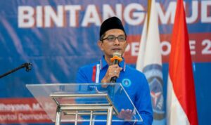 IMG-20251028-WA0015 Ketua Dewan Pimpinan Nasional Bintang Muda Indonesia (BMI) Farkhan Evendi mengatakan, ada makna mendalam di balik peringatan sumpah pemuda bertepatan tangal 28 Oktober saat ini. Farkhan mengatakan, ruh sumpah pemuda pada 28 Oktober 1928 atau ratusan tahun lalu itu tak hanya bernilai kebangksaan, kenegaraan dalam jiwa bertumpah darah Indonesia. “Namun dalam kontek sekarang perlu dimaknai revitaliasi semangat kempemudaan,” ujar Farkhan, dalam pernyataan resmi peringatan hari Sumpah Pemuda, 28 Oktober 2025.10.28 Menurut Farkhan, semangat revitalisasi jiwa kepemudaan dapat dijabarkan dalam mendukung perubahan lebih baik dan keberpihakan kaum lemah. “Karena kontek saat ini sudah meraih kemederkaan, tinggal mengubah pola pikir berpihak yang jelas, salah satunya berpihak kepada kaum lemah dan margial atau musta’afin,” ujar Farkhan menambahkan. Ia menegaskan keperpihakan pemuda dalam kontek sekarang itu dinilai perlu, ketika kemerdekan secara dejure masih menyisakan pekerjaan rumah atau PR. Di antaranya masih ada ketimpangan kemiskinan, dikriminasi minoritas dan nilai keadilan berbasis gender. Sejumlah masalah itu, kata Farkhan, menjadi tanggungjawab pemuda sekarang melakukan langkah nyata dengan prorgram dan kegiatan yang dijiwai prinsip menegakakn keadilan serta menolong kelompok rentan. “Baik rentan ekonomi, rentan diskrimansi maupun kerentanan lain,” ujar Farkhan. Selain itu Farkhan mengingatkan pentingnya menjaga identitas pemuda yang selalu hadir sebagai pendobrak ketika menemukan tatanan sistem maupun nilai-nilai yang merugikan publik dan bangsa. “Selalu hadir dalam kepeloporan di semua sektor. Termasuk mendobrak paradigma atau pola pikir dan peran menata sistem yang lebih baik,” kata Farkhan menjelaskan.