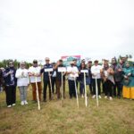 Wali Kota Sukabumi H. Ayep Zaki menghadiri Pencanangan dan Penanaman Bambu Betung yang digelar Pemerintah Kabupaten Boalemo, Gorontalo. Ini menjadi momentum kebersamaan dua daerah yang terjalin dalam semangat menanam kebaikan. “Saya bersama Bupati Boalemo (Rum Pagau) dan Wakil Ketua DPRD Provinsi Gorontalo (Ridwan Monoarfa), baru saja menanam Bambu Betung. Ini menjadi lambang menanam kebaikan antara Kota Sukabumi dan Kabupaten Boalemo. Mudah-mudahan pada waktunya, kita akan memanen benih kebaikan ini,” ujar H. Ayep Zaki sesaat setelah menanam bambu betung di Desa Kuala Lumpur, Kecamatan Paguyaman, Kabupaten Boalemo, Gorontalo, Kamis (30/10/2025). Penanaman tersebut juga disaksikan Anggota DPR RI dari Dapil Gorontalo yang juga Ketua DPW NasDem Gorontalo, Rachmat Gobel, Bupati Boalemo Rum Pagau, Wakil Bupati Lahmuddin Hambali, jajaran Forkopimda Boalemo, serta Sekretaris Daerah Kota Sukabumi, H. Andang Tjahjandi. Dalam kesempatan tersebut, Ayep Zaki menyampaikan makna di balik penanaman Bambu Betung yang dilakukan bersama para tokoh daerah dan nasional, bahwa setiap kebaikan yang ditanam akan melahirkan kebaikan baru di masa mendatang. “Apabila kita menanam, pasti akan memanen. Maka tanamlah kebaikan agar kita memanen kebaikan juga,” tukasnya. *Menanam Kebaikan dalam Bentuk Wakaf Produktif* Semangat menanam kebaikan juga muncul dalam bentuk lain, yakni melalui program wakaf produktif yang telah dijalankan di Kota Sukabumi. Program ini mendapat apresiasi langsung dari Rachmat Gobel, yang melihat kesamaan nilai antara gerakan pelestarian bambu dengan semangat pemberdayaan ekonomi umat melalui wakaf. “Saya menyambut baik program wakaf produktif di Kota Sukabumi. Ke depan, kami di Gorontalo akan mengimplementasikan konsep wakaf produktif tersebut,” ujar Rachmat Gobel dalam pernyataannya. Rachmat Gobel menilai, gerakan wakaf produktif seperti yang dikembangkan di Kota Sukabumi adalah bentuk nyata dari menanam kebaikan sosial dan ekonomi yang hasilnya dapat dinikmati masyarakat luas. "Wakaf tidak hanya dimaknai sebagai ibadah, sekaligus instrumen pembangunan berkelanjutan yang mampu memberdayakan komunitas dan memperkuat kemandirian ekonomi umat," jelas Gobel. Ini seolah menegaskan di akar rumput telah terjalin kolaborasi yang mapan antara Gorontalo dan Kota Sukabumi, Rachmat Gobel dan Ayep Zaki. Di tempat yang sama, Bupati Boalemo Rum Pagau menilai kegiatan penanaman bambu ini sebagai langkah strategis untuk pelestarian lingkungan sekaligus edukasi ekologis bagi masyarakat. “Program ini sangat bagus, bambu di masa depan akan menjadi pengganti kayu. Penebangan kayu sangat dilarang karena kita berada di wilayah khatulistiwa, di mana hutan kita adalah paru-paru dunia,” ungkap Rum Pagau. *Simbol Persaudaraan dan Peradaban* Penanaman Bambu Betung di Gorontalo menjadi simbol sinergi lintas daerah yang menghubungkan nilai kearifan lokal dengan gerakan sosial modern. Baik penanaman bambu maupun pengembangan wakaf produktif sama-sama berakar pada prinsip keberlanjutan dan kemaslahatan. Dari kegiatan ini, terlihat bagaimana Pemerintah Kota Sukabumi dan Kabupaten Boalemo saling menginspirasi dalam membangun peradaban baru yang berlandaskan kebaikan, gotong royong, dan kepedulian terhadap lingkungan serta kesejahteraan masyarakat.