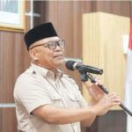 komitmen Pemerintah Kota Sukabumi dalam menjaga transparansi dan akuntabilitas publik, penting untuk menyampaikan penjelasan resmi kepada masyarakat terkait pembentukan Tim Koordinasi Percepatan Pembangunan (TKPP) Sekretaris Daerah Kota Sukabumi, H. Andang Tjahjandi, menegaskan bahwa langkah pembentukan TKPP merupakan bentuk komitmen pemerintah daerah dalam menjaga prinsip transparansi, akuntabilitas, serta tata kelola pemerintahan yang baik (good governance). Dalam pernyataannya, Sekda menjelaskan bahwa pembentukan TKPP dilakukan sesuai dengan ketentuan hukum yang berlaku dan merupakan praktik yang lazim diberlakukan di berbagai daerah serta telah diterapkan pula pada periode sebelumnya. Penyesuaian nomenklatur TKPP disebut sebagai upaya keselarasan dengan praktik di pemerintah pusat maupun daerah lain. “Keberadaan TKPP dinilai berdampak langsung pada meningkatnya Pendapatan Asli Daerah (PAD) serta menguatnya sinergi antarlembaga dan perangkat daerah,” ujar Sekda Kota Sukabumi. Kontribusi itu antara lain tercermin pada peningkatan kinerja sejumlah BUMD dan BLUD di Kota Sukabumi. Direktur Utama Perumda BPR Kota Sukabumi, Sutrisno Priyosuryono, menyampaikan, “Keberadaan Tim Komunikasi Percepatan Pembangunan memberikan manfaat konkret dalam meningkatkan citra usaha dan kepercayaan publik, terutama di lingkungan Pemkot Sukabumi. Dampak positif tersebut terlihat dari peningkatan kinerja usaha, di mana laba (gross) naik signifikan dari Rp2,5 miliar pada periode 2024 menjadi Rp4,1 miliar hingga September 2025 dengan ROA mencapai 8,1% dan diperoyeksikan akan lebih besar lagi sampai dengan akhir tahun 2025. Angka ROA ini sangat baik bagi sebuah BPR dan sebagai informasi dalam Analisa Tingkat Kesehatan Bank berdasarkan perhitungan ROA, BPR dapat dikategorikan Sangat Sehat dengan ROA minimal sama atau lebih besar dari 2%. Selain itu, dalam diskusi dengan Ketua Tim KPP pada Selasa, 21 Oktober 2025, disampaikan berbagai masukan dan rencana pengembangan BPR Kota tidak hanya pada aspek penghimpunan dana, tetapi juga dukungan dalam penyelesaian kredit bermasalah.”  Kinerja positif juga dicatatkan Perumda Air Minum Tirta Bumi Wibawa setelah sebelumnya mencatat kerugian rata-rata Rp3,6 miliar per tahun sepanjang 2020 hingga 2024. Plt Direktur PDAM, Dian Afriyandi, menjelaskan, “Perusahaan kini berhasil membukukan profit sebesar Rp410 juta per 30 September 2025 berkat pengawasan Dewas.” Dian Afriyandi melanjutkan, “Capaian yang tidak lepas dari perhatian dan profesionalitas Dewan Pengawas, H. Ubay, yang dianggap sebagai sosok pembimbing sekaligus pengawas kinerja perusahaan secara konsisten; dukungan kuat terhadap inovasi seperti pengembangan produk AMDK; serta arahan Wali Kota selaku Kuasa Pemilik Modal (KPM) bersama Dewan Pengawas terhadap penanganan NRW (kehilangan air) melalui pembentukan Tim NRW yang fokus melakukan berbagai upaya penurunan kebocoran di Cabang Sukabumi 3.” Pada sektor layanan kesehatan, peningkatan drastis juga terjadi pada RSUD R. Syamsudin, S.H. “Rumah sakit yang sebelumnya mengalami kerugian kini berhasil menorehkan profit sebesar Rp7 miliar per 30 September 2025,” ungkap Direktur RSUD, Yanyan Rusyandi. Ia menyebutkan bahwa peningkatan signifikan ini tidak lepas dari kinerja Ketua TKPP yang juga menjabat sebagai Ketua Dewas RS dalam melakukan monitoring bulanan atas laporan keuangan serta memberikan rekomendasi perbaikan, mengawasi berbagai isu krusial seperti penanganan karyawan NAPZA, piutang, kas BLUD, dan keluhan masyarakat, mengendalikan belanja termasuk remunerasi, mempercepat penyelesaian temuan BPK, serta mendorong akselerasi akses pinjaman perbankan guna memperkuat likuiditas dan pengembangan layanan rumah sakit. Selain itu, Galih Marelia selaku Kepala BPKPD menjelaskan bahwa kontribusi TKPP juga tercermin pada peningkatan PAD Kota Sukabumi. Galih menyebut capaian pajak dan retribusi daerah non-BLUD per 30 September 2024 tercatat Rp. 66.723.755.800, meningkat signifikan menjadi Rp. 103.726.730.681 per 30 September 2025 atau naik 55%. Pemerintah juga membentuk Tim PIC PAD sebagai terobosan untuk memperkuat optimalisasi penerimaan daerah dengan pendekatan Biro Entrepreneur yang tetap menjunjung akuntabilitas. Menanggapi pro kontra TKPP serta dibentukny Panja TKPP oleh DPRD Kota Sukabumi, H. Andang Tjahjandi menyampaikan harapan agar publik melihat pembentukan TKPP ini secara utuh, objektif, dan berbasis data, sehingga tidak memunculkan bias informasi. Ia menambahkan bahwa alokasi anggaran penunjang TKPP masih jauh lebih kecil dibanding capaian kinerja yang diperoleh, karena TKPP berfungsi sebagai akselerator pencapaian target pembangunan daerah. Sekda menutup pernyataannya dengan memastikan bahwa seluruh kebijakan terkait TKPP dan penugasan personelnya dilakukan demi peningkatan kinerja fiskal serta mutu pelayanan publik yang berkelanjutan di Kota Sukabumi. “Pemerintah Kota Sukabumi berkomitmen untuk terus bekerja dalam koridor akuntabilitas dan efektivitas agar manfaat pembangunan dapat dirasakan langsung oleh masyarakat,” tegas Sekretaris Daerah Kota Sukabumi, H. Andang Tjahjandi.